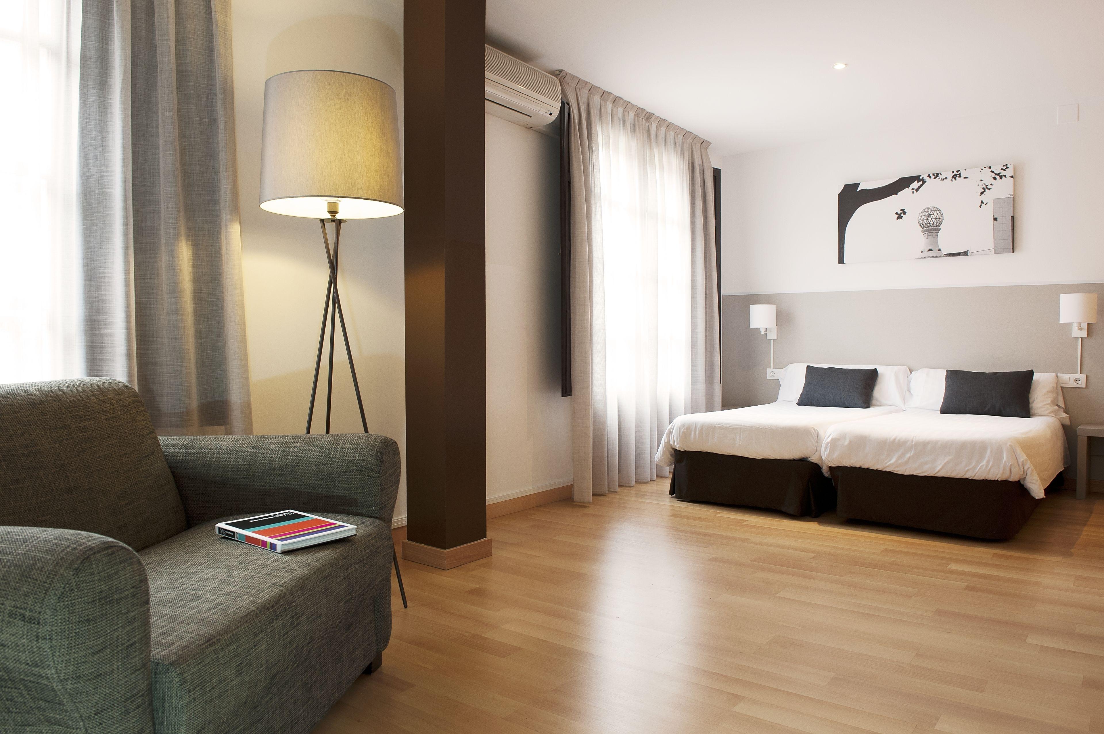 Aspasios Plaza Real Apartments — Photos 2